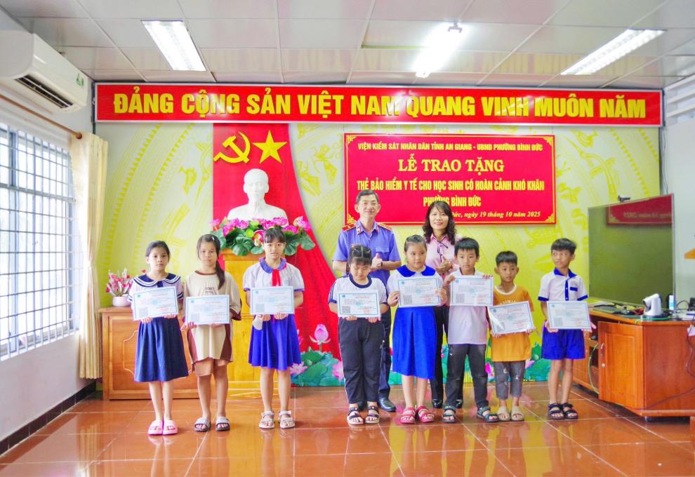 VIỆT KIỂM SÁT NHÂN DÂN TỈNH AN GIANG PHỐI HỢP VỚI UBND PHƯỜNG BÌNH ĐỨC TRAO TẶNG THẺ BẢO HIỂM Y TẾ CHO HỌC SINH CÓ HOÀN CẢNH KHÓ KHĂN