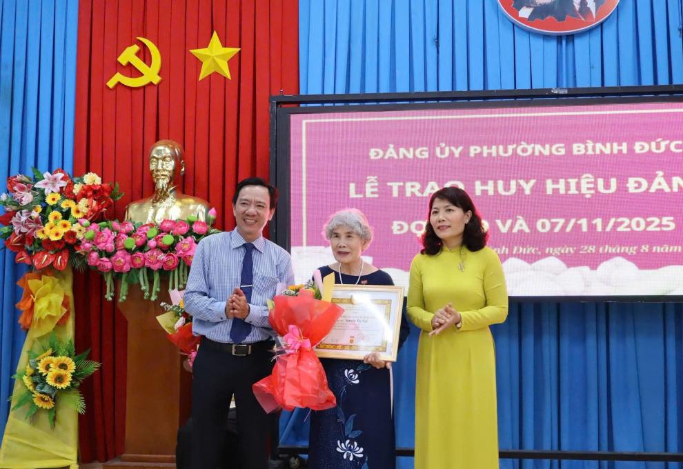 PHƯỜNG BÌNH ĐỨC TRAO HUY HIỆU ĐẢNG ĐỢT 2/9 VÀ 7/11