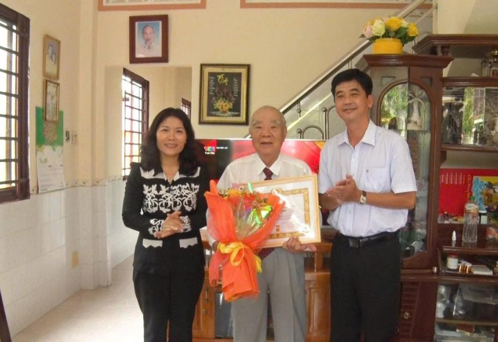 Đoàn công tác của Ban tổ chức Tỉnh ủy An Giang trao huy hiệu Đảng tại nhà cho đảng viên cao niên phường Bình Đức