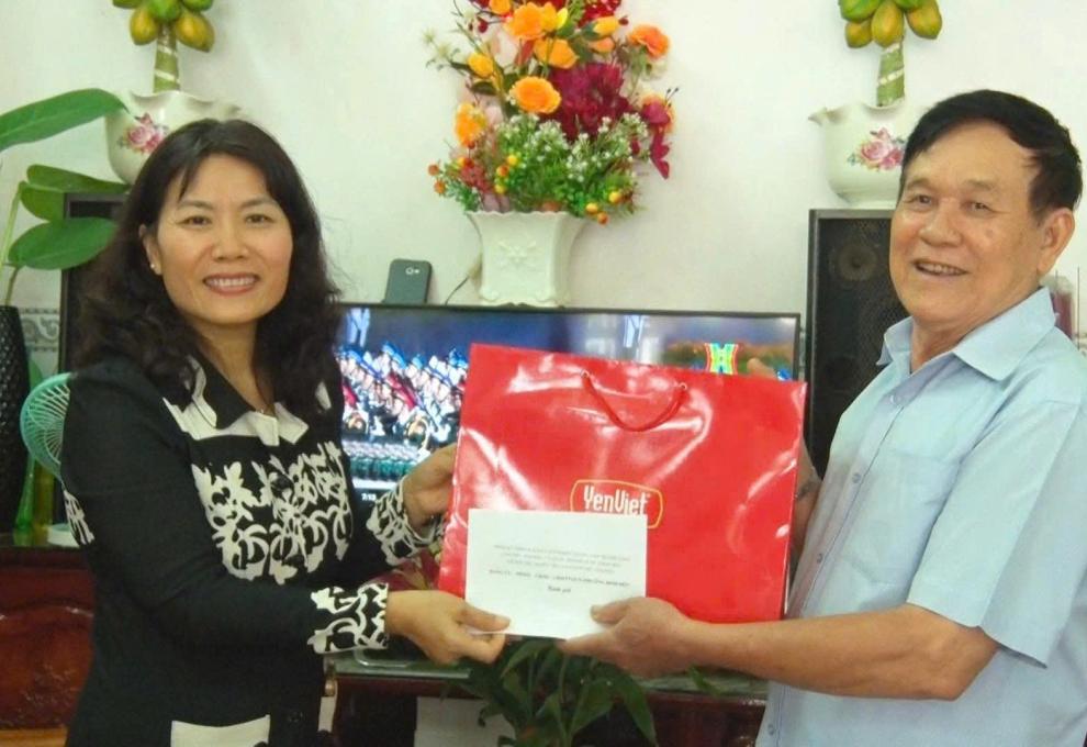 Đoàn lãnh đạo phường Bình Đức, tỉnh An Giang thăm hỏi, tặng quà người có công với cách mạng nhân dịp kỷ niệm 80 năm Cách mạng tháng Tám và Quốc Khánh 02/9 