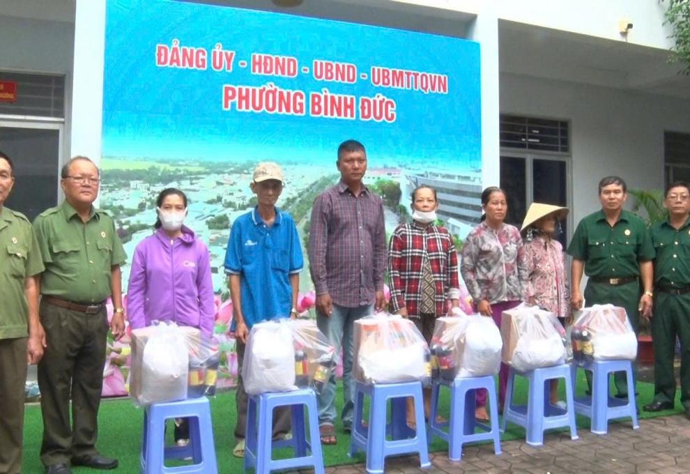 UBMTTQVN phường Bình Đức, tỉnh An Giang tặng quà cho hộ cận nghèo, hộ khó khăn nhân kỷ niệm 80 năm Cách mạng tháng Tám và Quốc Khánh 02/9