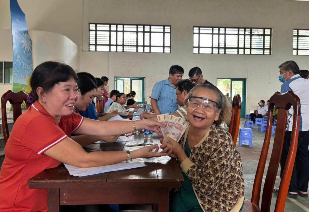 Phường Bình Đức triển khai phát quà cho Nhân dân dịp Quốc khánh 2/9