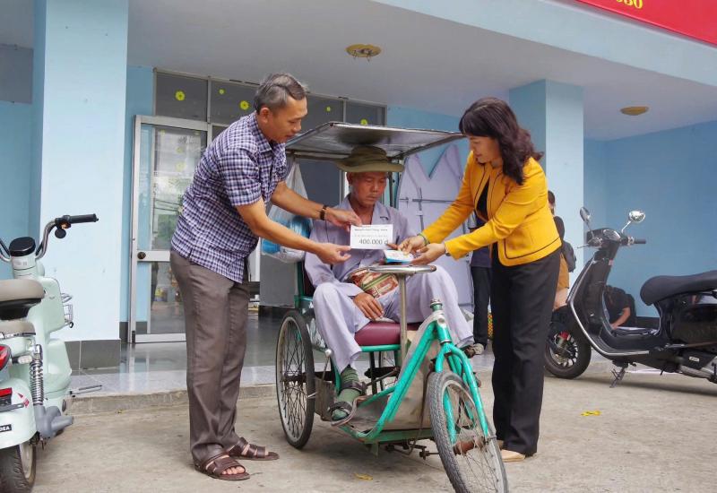 PHƯỜNG BÌNH ĐỨC TRAO 86 PHẦN QUÀ HỖ TRỢ CÁC HỘ THUỘC DIỆN BẢO TRỢ XÃ HỘI