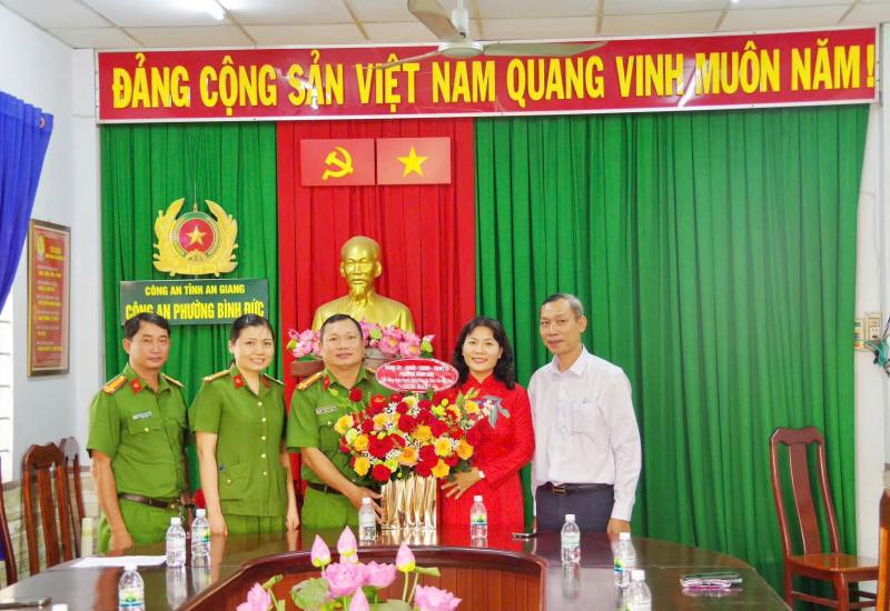 LÃNH ĐẠO PHƯỜNG BÌNH ĐỨC THĂM, CHÚC MỪNG CÔNG AN PHƯỜNG NHÂN KỶ NIỆM 80 NĂM NGÀY TRUYỀN THỐNG CÔNG AN NHÂN DÂN VIỆT NAM 