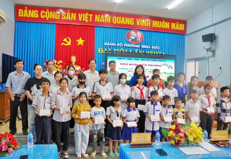 PHƯỜNG BÌNH ĐỨC TRAO QUÀ “TIẾP BƯỚC ĐẾN TRƯỜNG”