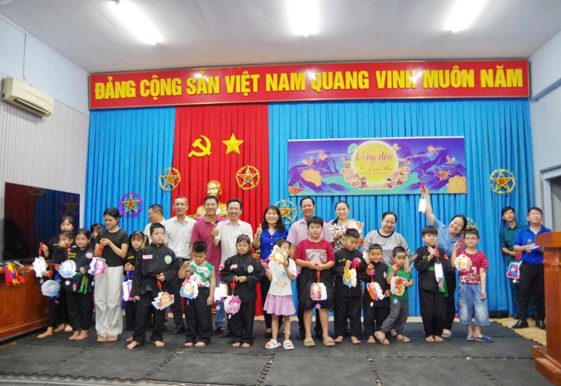 PHƯỜNG BÌNH ĐỨC TỔ CHỨC “ĐÊM HỘI TRĂNG RẰM” ẤM ÁP CHO CÁC EM THIẾU NHI