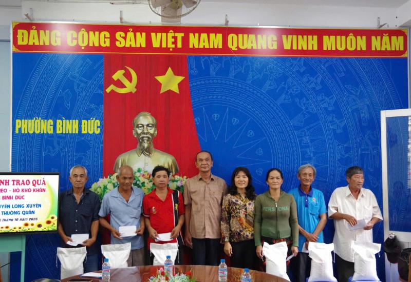 PHƯỜNG BÌNH ĐỨC TRAO QUÀ CHO HỘ CẬN NGHÈO, HỘ CÓ HOÀN CẢNH KHÓ KHĂN