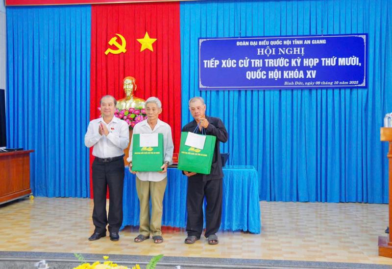 ĐẠI BIỂU QUỐC HỘI TIẾP XÚC CỬ TRI TRƯỚC KỲ HỌP THỨ 10 TẠI PHƯỜNG BÌNH ĐỨC