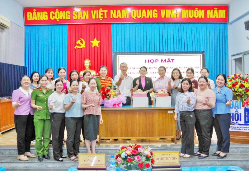 PHƯỜNG BÌNH ĐỨC HỌP MẶT KỶ NIỆM NGÀY TRUYỀN THỐNG CÁC CƠ QUAN CHUYÊN TRÁCH THAM MƯU, GIÚP VIỆC ĐẢNG ỦY VÀ CÁC TỔ CHỨC CHÍNH TRỊ-ĐOÀN THỂ