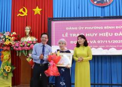 PHƯỜNG BÌNH ĐỨC TRAO HUY HIỆU ĐẢNG ĐỢT 2/9 VÀ 7/11